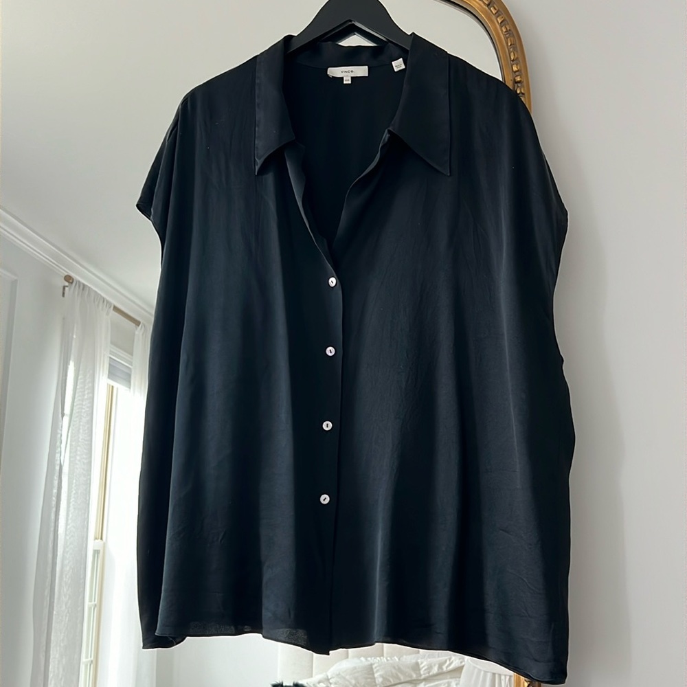 VINCE. 100% silk Button top black